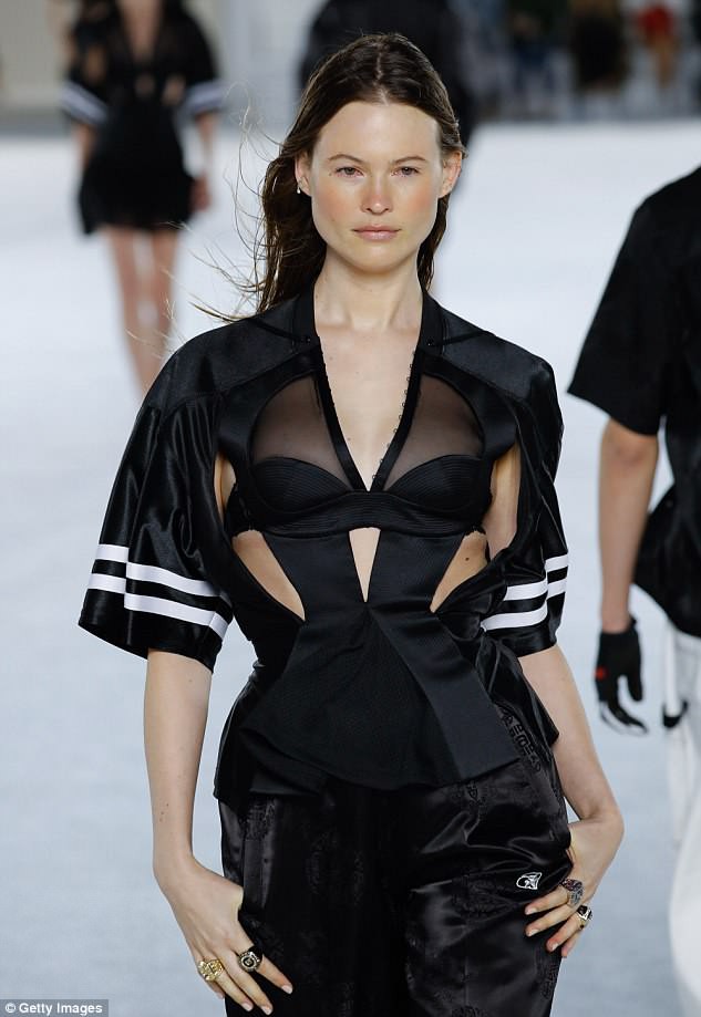 Behati Prinsloo tái xuất thon thả sau khi sinh con - Ảnh 2. Behati Prinsloo tái xuất thon thả sau khi sinh con - Ảnh 2.