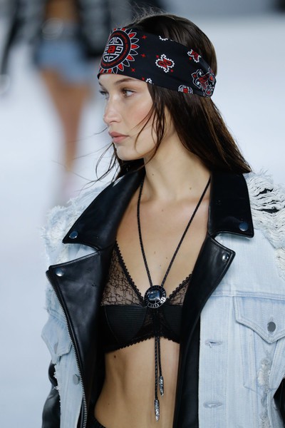 Behati Prinsloo tái xuất thon thả sau khi sinh con - Ảnh 8. Behati Prinsloo tái xuất thon thả sau khi sinh con - Ảnh 8.