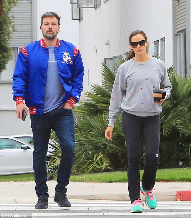 Jennifer Garner và Ben Afleck sống thế nào sau khi ly dị? - Ảnh 2. Jennifer Garner và Ben Afleck sống thế nào sau khi ly dị? - Ảnh 2.