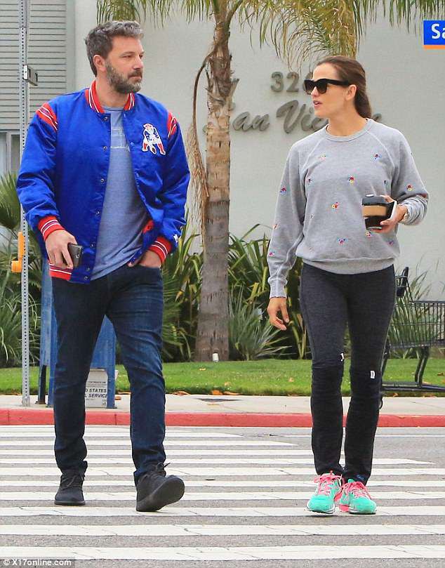 Jennifer Garner và Ben Afleck sống thế nào sau khi ly dị? - Ảnh 4. Jennifer Garner và Ben Afleck sống thế nào sau khi ly dị? - Ảnh 4.