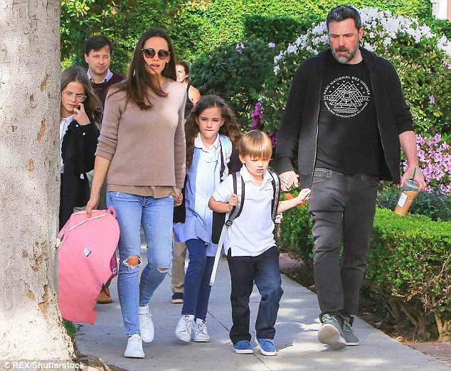 Jennifer Garner và Ben Afleck sống thế nào sau khi ly dị? - Ảnh 8. Jennifer Garner và Ben Afleck sống thế nào sau khi ly dị? - Ảnh 8.