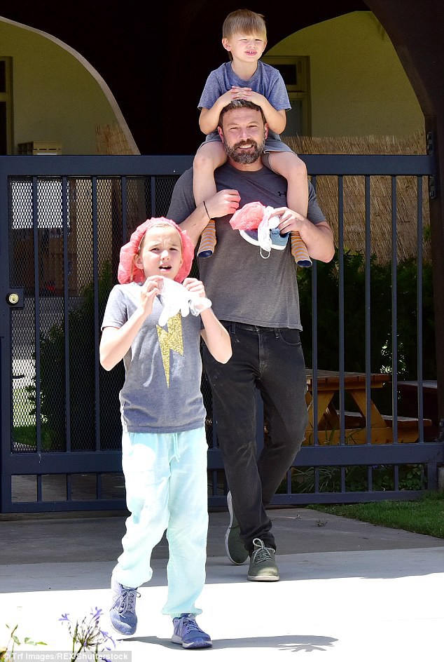 Jennifer Garner và Ben Afleck sống thế nào sau khi ly dị? - Ảnh 10. Jennifer Garner và Ben Afleck sống thế nào sau khi ly dị? - Ảnh 10.