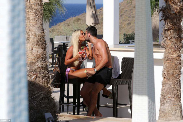 Amber Turner bốc lửa bên bạn trai Dan Edgar - Ảnh 4. Amber Turner bốc lửa bên bạn trai Dan Edgar - Ảnh 4.