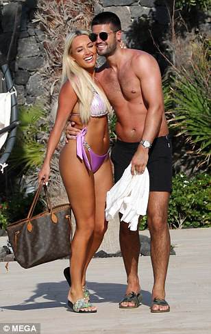 Amber Turner bốc lửa bên bạn trai Dan Edgar - Ảnh 6. Amber Turner bốc lửa bên bạn trai Dan Edgar - Ảnh 6.