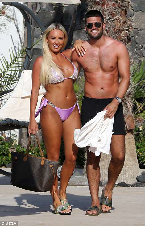 Amber Turner bốc lửa bên bạn trai Dan Edgar - Ảnh 12. Amber Turner bốc lửa bên bạn trai Dan Edgar - Ảnh 12.