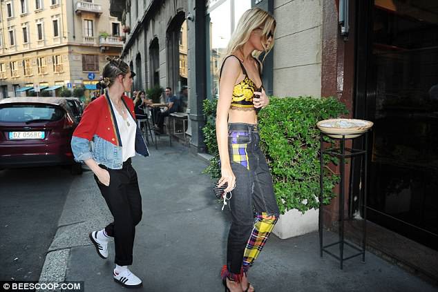 Kendall Jenner và Bella Hadid khoe chân dài miên man - Ảnh 26. Kendall Jenner và Bella Hadid khoe chân dài miên man - Ảnh 26.