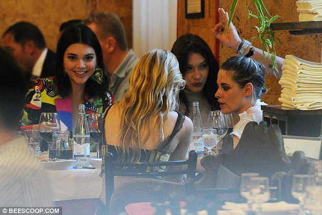 Kendall Jenner và Bella Hadid khoe chân dài miên man - Ảnh 28. Kendall Jenner và Bella Hadid khoe chân dài miên man - Ảnh 28.