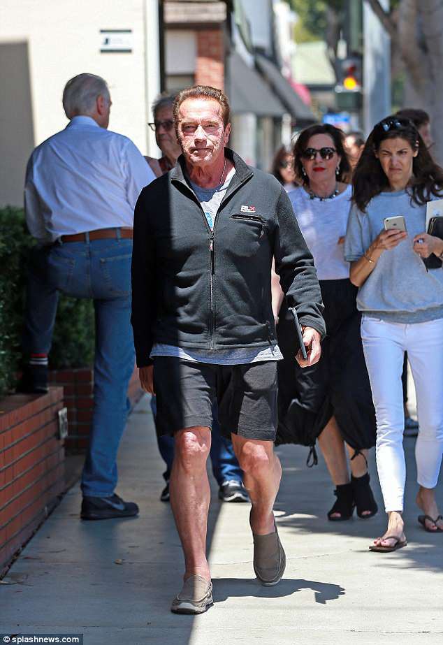 Kẻ hủy diệt Arnold Schwarzenegger đi ăn cùng con rơi - Ảnh 8.