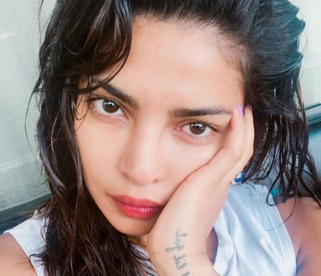 Tại sao ng&ocirc;i sao thường tạo d&aacute;ng theo kiểu đau đầu khi chụp ảnh? - Ảnh 22.