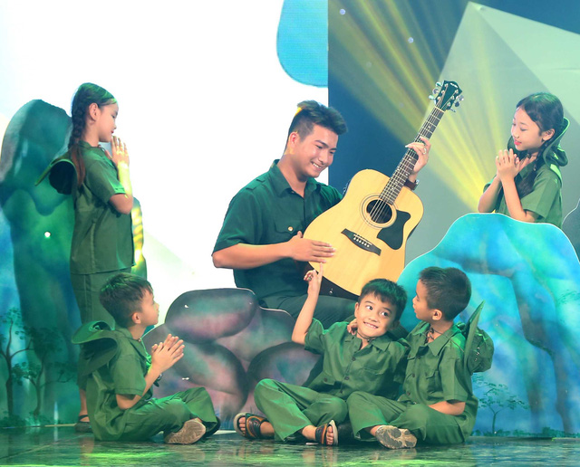 Lắng đọng cảm x&uacute;c trong đ&ecirc;m nhạc tri &acirc;n ng&agrave;y Thương binh liệt sỹ - Ảnh 8.