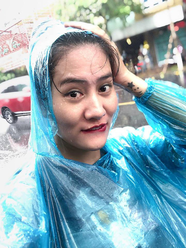 Chụp ảnh selfie giữa trời mưa, c&ocirc; g&aacute;i bị d&acirc;n mạng chế giễu - Ảnh 4.