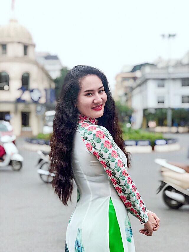 Chụp ảnh selfie giữa trời mưa, c&ocirc; g&aacute;i bị d&acirc;n mạng chế giễu - Ảnh 6.