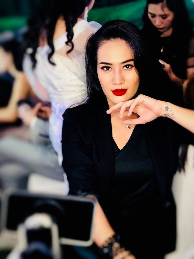 Chụp ảnh selfie giữa trời mưa, c&ocirc; g&aacute;i bị d&acirc;n mạng chế giễu - Ảnh 10.