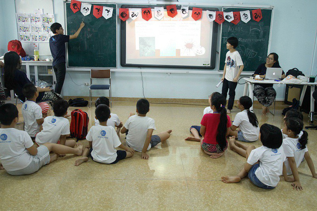 Theo ch&acirc;n c&aacute;c em nhỏ thử l&agrave;m th&aacute;m tử ở trại h&egrave; khoa học - Ảnh 2.