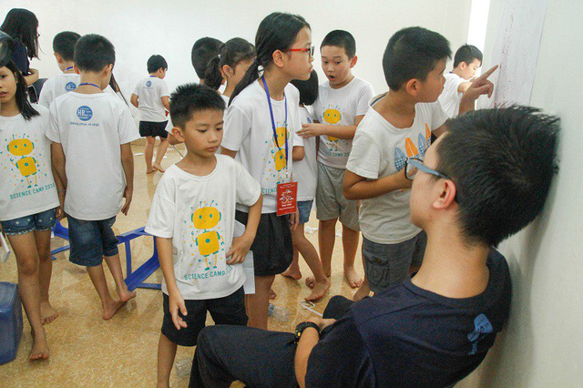 Theo ch&acirc;n c&aacute;c em nhỏ thử l&agrave;m th&aacute;m tử ở trại h&egrave; khoa học - Ảnh 6.