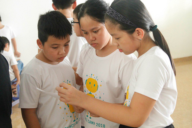 Theo ch&acirc;n c&aacute;c em nhỏ thử l&agrave;m th&aacute;m tử ở trại h&egrave; khoa học - Ảnh 8.
