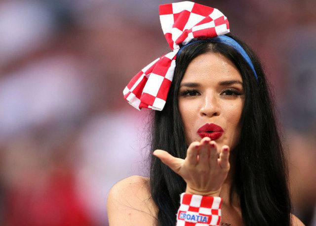 Fan nữ nóng bỏng sẽ thôi xuất hiện bên lề trận cầu World Cup? - Ảnh 2. Fan nữ nóng bỏng sẽ thôi xuất hiện bên lề trận cầu World Cup? - Ảnh 2.