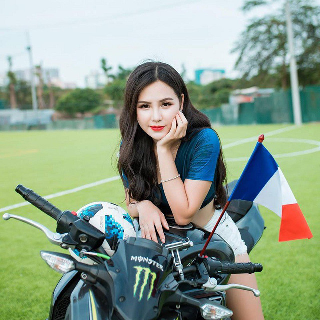 Hai nữ cổ động xinh đẹp cho Ph&aacute;p v&agrave; Croatia ăn mừng chiến thắng World Cup - Ảnh 4.