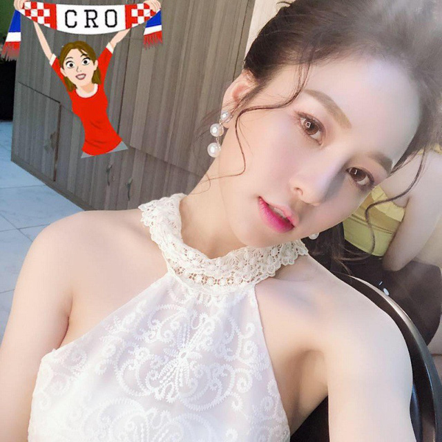 Hai nữ cổ động xinh đẹp cho Ph&aacute;p v&agrave; Croatia ăn mừng chiến thắng World Cup - Ảnh 22.
