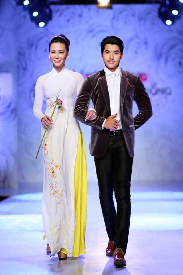 Những cặp h&ocirc;n nh&acirc;n lệch tuổi g&acirc;y gi&oacute; b&atilde;o thị phi trong showbiz - Ảnh 12.