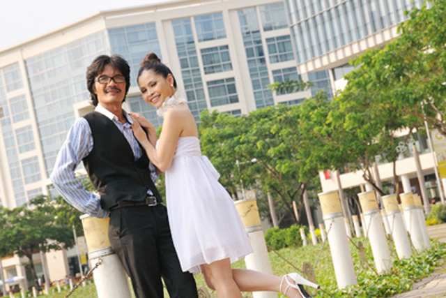 Những cặp h&ocirc;n nh&acirc;n lệch tuổi g&acirc;y gi&oacute; b&atilde;o thị phi trong showbiz - Ảnh 18.