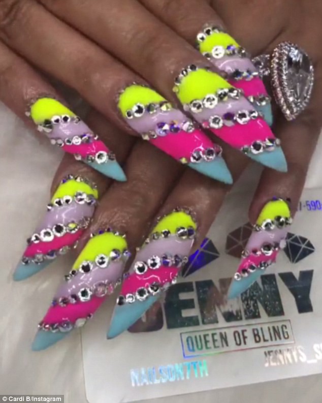 Choáng với những kiểu móng tay cầu kỳ của Cardi B - Ảnh 4. Choáng với những kiểu móng tay cầu kỳ của Cardi B - Ảnh 4.
