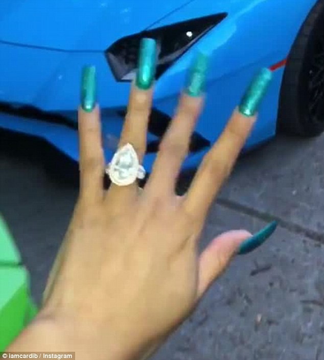 Choáng với những kiểu móng tay cầu kỳ của Cardi B - Ảnh 6. Choáng với những kiểu móng tay cầu kỳ của Cardi B - Ảnh 6.