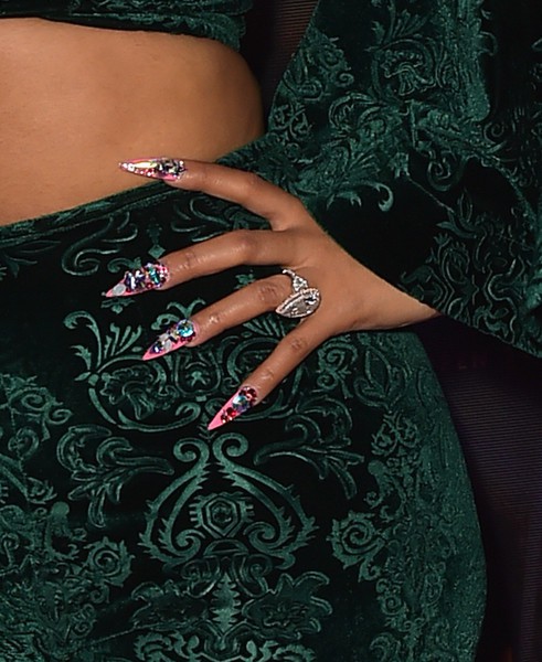 Choáng với những kiểu móng tay cầu kỳ của Cardi B - Ảnh 18. Choáng với những kiểu móng tay cầu kỳ của Cardi B - Ảnh 18.