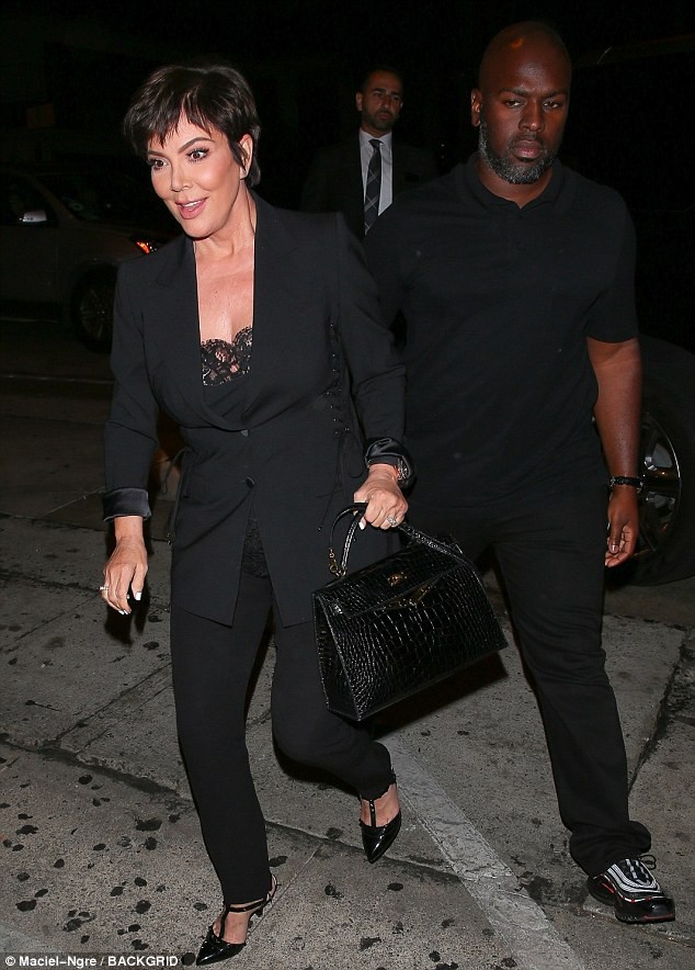 Kendall Jenner đọ d&aacute;ng với chị g&aacute;i - Ảnh 8.