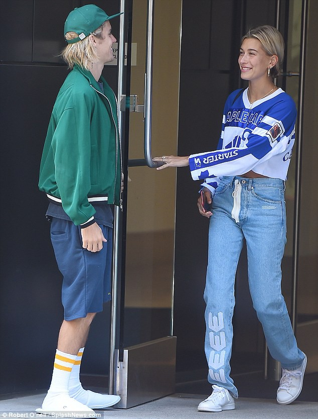 Justin Bieber v&agrave; bạn g&aacute;i quấn qu&yacute;t kh&ocirc;ng rời - Ảnh 4.