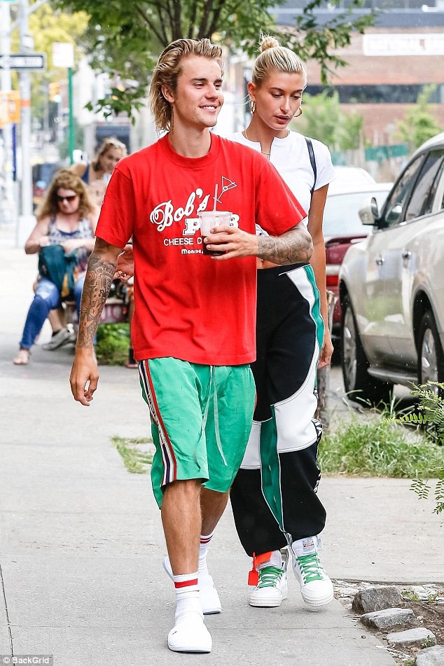 Justin Bieber v&agrave; bạn g&aacute;i quấn qu&yacute;t kh&ocirc;ng rời - Ảnh 10.