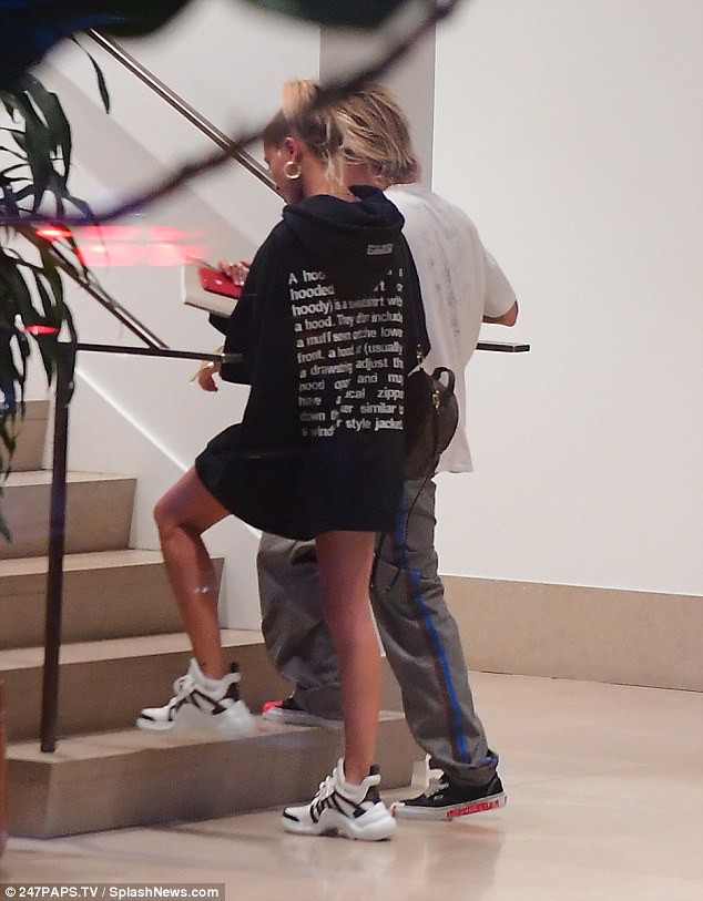 Justin Bieber v&agrave; bạn g&aacute;i quấn qu&yacute;t kh&ocirc;ng rời - Ảnh 16.