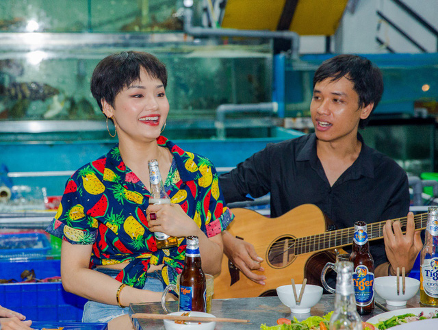 Miu L&ecirc; g&acirc;y b&atilde;o mạng khi lộ clip h&aacute;t ở qu&aacute;n lề đường - Ảnh 10.