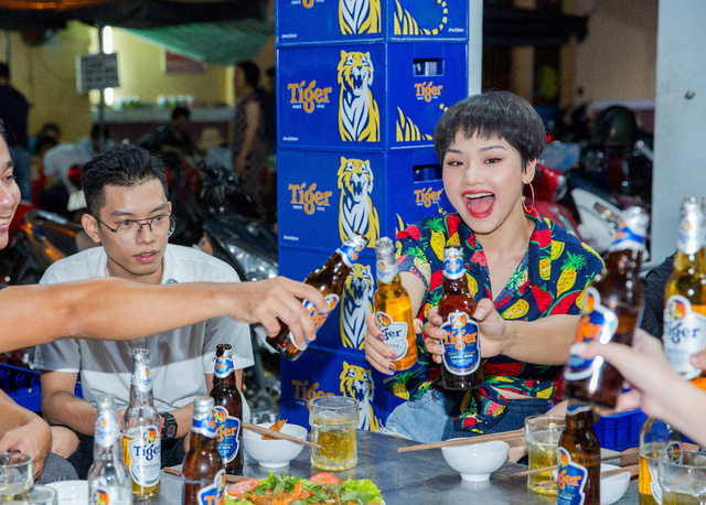 Miu L&ecirc; g&acirc;y b&atilde;o mạng khi lộ clip h&aacute;t ở qu&aacute;n lề đường - Ảnh 18.