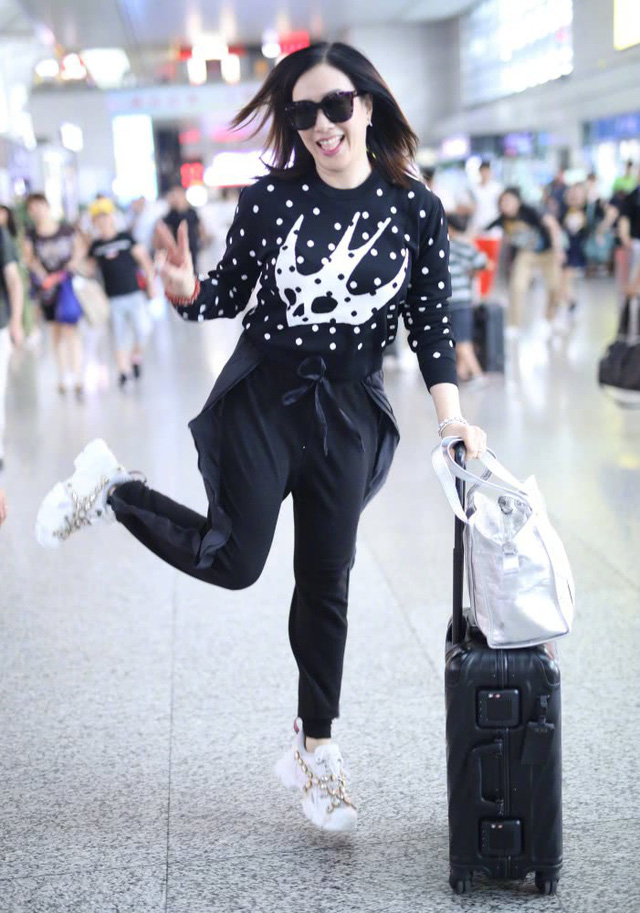 48 tuổi, Chung Lệ Đề mang thai với &ldquo;&ocirc;ng x&atilde;&rdquo; k&eacute;m 12 tuổi? - Ảnh 12.