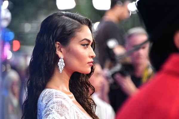 Hai si&ecirc;u mẫu đọ d&aacute;ng với trang phục xuy&ecirc;n thấu - Ảnh 4.