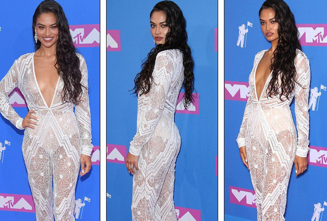 Hai si&ecirc;u mẫu đọ d&aacute;ng với trang phục xuy&ecirc;n thấu - Ảnh 14.