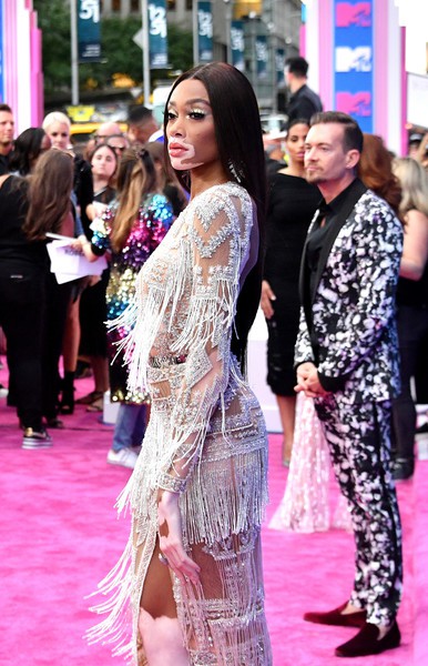 Hai si&ecirc;u mẫu đọ d&aacute;ng với trang phục xuy&ecirc;n thấu - Ảnh 22.