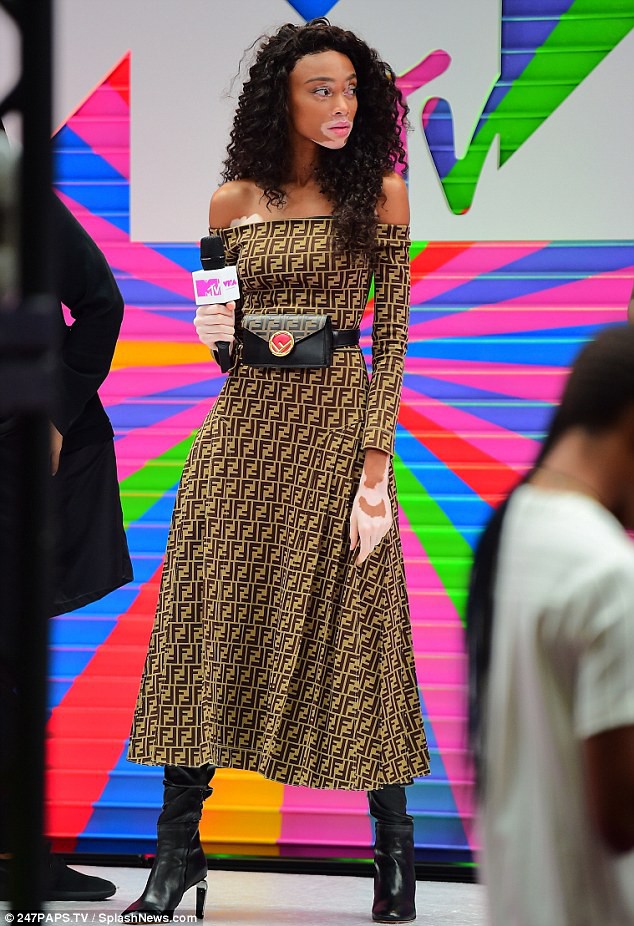 Hai si&ecirc;u mẫu đọ d&aacute;ng với trang phục xuy&ecirc;n thấu - Ảnh 26.