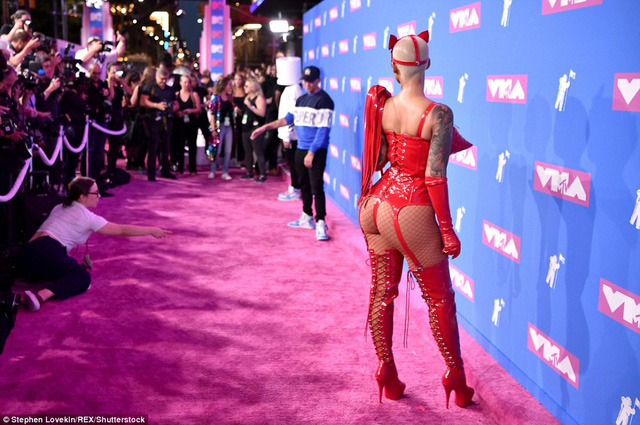 Những sao bị chê mặc xấu trên thảm đỏ VMA - Ảnh 12. Những sao bị chê mặc xấu trên thảm đỏ VMA - Ảnh 12.