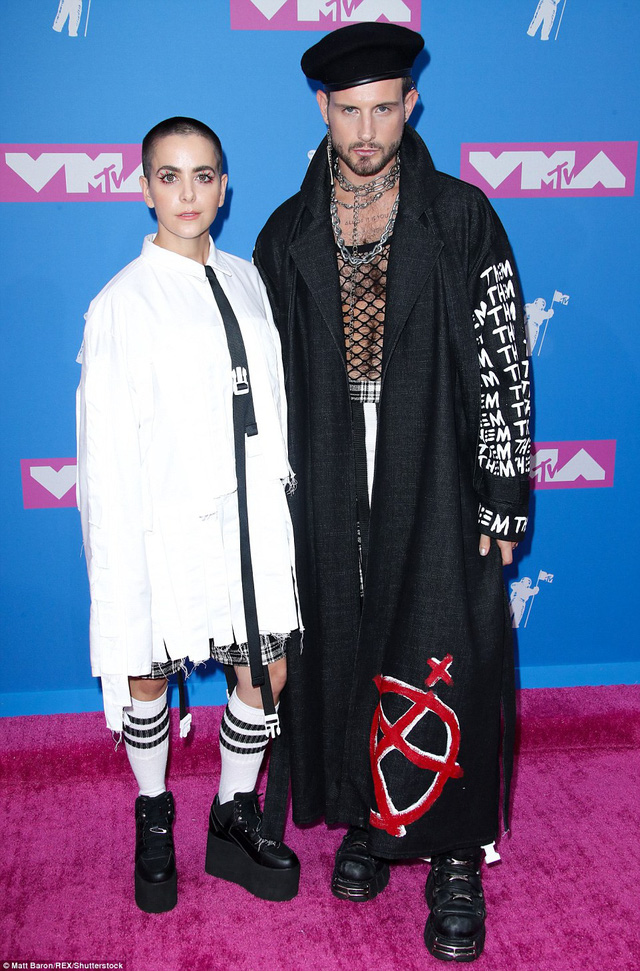 Những sao bị chê mặc xấu trên thảm đỏ VMA - Ảnh 34. Những sao bị chê mặc xấu trên thảm đỏ VMA - Ảnh 34.