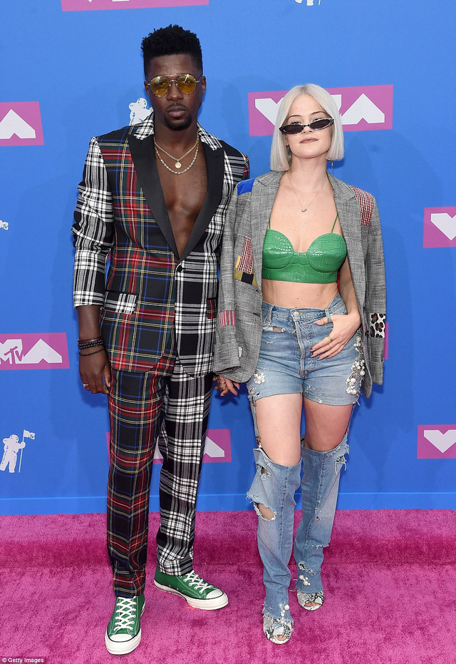 Những sao bị chê mặc xấu trên thảm đỏ VMA - Ảnh 38. Những sao bị chê mặc xấu trên thảm đỏ VMA - Ảnh 38.