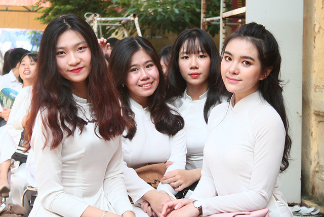 Vẻ đẹp tươi tắn của nữ sinh trường Trần Ph&uacute; trong ng&agrave;y khai giảng - Ảnh 2.