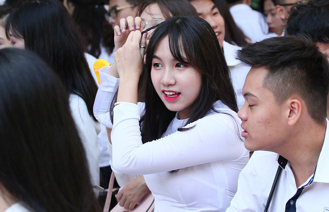 Vẻ đẹp tươi tắn của nữ sinh trường Trần Ph&uacute; trong ng&agrave;y khai giảng - Ảnh 8.