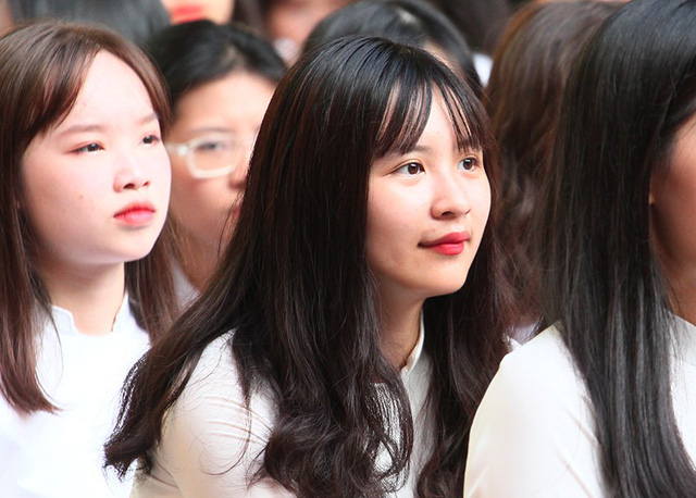 Vẻ đẹp tươi tắn của nữ sinh trường Trần Ph&uacute; trong ng&agrave;y khai giảng - Ảnh 24.