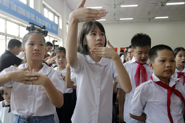 Lễ khai giảng đặc biệt của học sinh khiếm thính ở Hà Nội - Ảnh 20. Lễ khai giảng đặc biệt của học sinh khiếm thính ở Hà Nội - Ảnh 20.