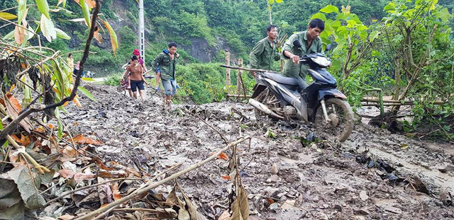 Rớt nước mắt với bát mì tôm ăn vội của giáo viên miền núi sau lễ khai giảng - Ảnh 2. Rớt nước mắt với bát mì tôm ăn vội của giáo viên miền núi sau lễ khai giảng - Ảnh 2.
