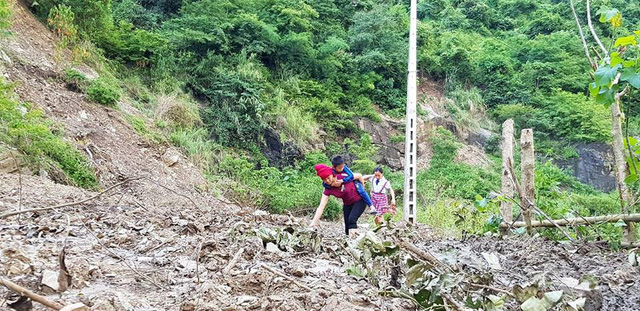 Rớt nước mắt với bát mì tôm ăn vội của giáo viên miền núi sau lễ khai giảng - Ảnh 4. Rớt nước mắt với bát mì tôm ăn vội của giáo viên miền núi sau lễ khai giảng - Ảnh 4.