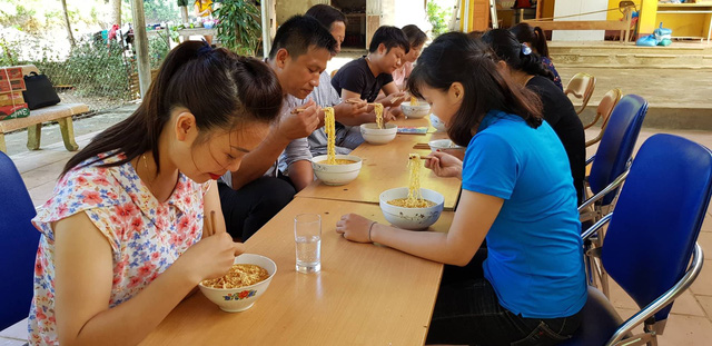 Rớt nước mắt với bát mì tôm ăn vội của giáo viên miền núi sau lễ khai giảng - Ảnh 18. Rớt nước mắt với bát mì tôm ăn vội của giáo viên miền núi sau lễ khai giảng - Ảnh 18.