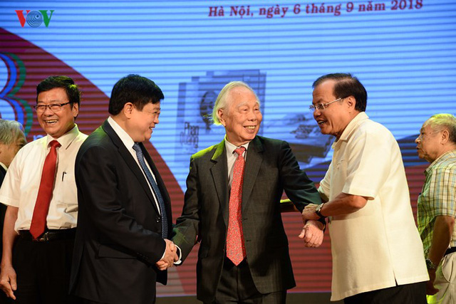 Hình ảnh buổi ra mắt sách “Phan Quang - 90 tuổi đời, 70 tuổi nghề” - Ảnh 34. Hình ảnh buổi ra mắt sách “Phan Quang - 90 tuổi đời, 70 tuổi nghề” - Ảnh 34.